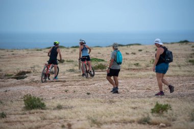 Cap de Barbaria, İspanya: 17 Haziran: İspanya 'nın Formentera adasındaki Cap de Barberia deniz fenerini gezen insanlar.