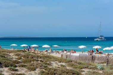 Formentera, İspanya: 2021 06 17: COVID19 döneminde Formentera Adası 'ndaki Llevant plajında eğlenen insanlar