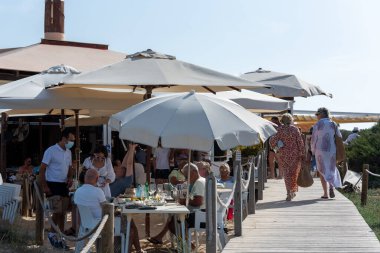 Formentera, İspanya: 2021 06 17: COVID19 döneminde Formentera Adası 'ndaki Llevant plajında Tanga restoranı