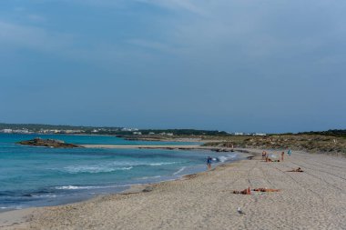 Formentera, İspanya: 2021 06 17: COVID19 döneminde Formentera Adası 'ndaki Llevant plajında eğlenen insanlar