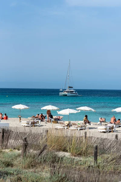 Formentera Španělsko 2021 Lidé Užívají Pláž Llevant Ostrově Formentera Dobách — Stock fotografie