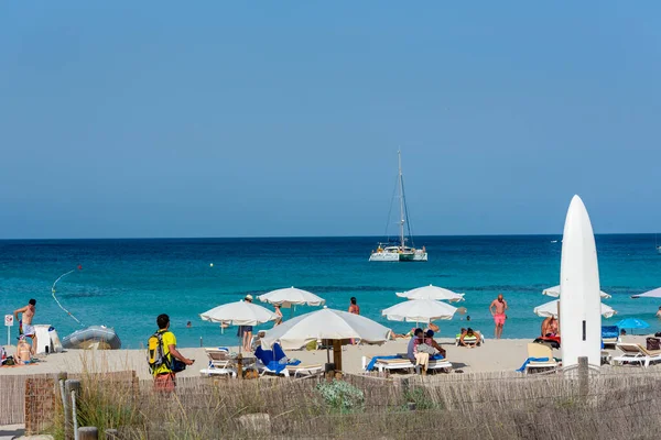 Formentera Španělsko 2021 Lidé Užívají Pláž Llevant Ostrově Formentera Dobách — Stock fotografie