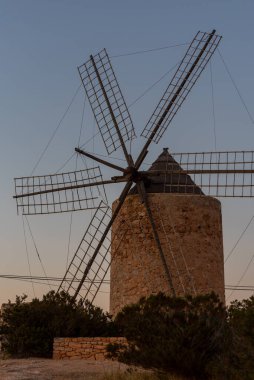 Jeroni değirmeninin siluetleri, Sa Miranda İspanya Formentera adasında.