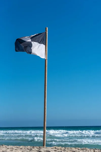 스페인의 포르멘테라 아레날 해변에 검은색 깃발을 십시오 — 스톡 사진