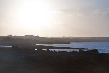 Es Calo de Sant Aug rıhtımında gün batımı Es Calo, Formentera, İspanya 'da Akdeniz' in Balear adaları.