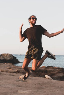 Es Calo de Sant Aug rıhtımındaki genç adam Es Calo, Formentera, İspanya 'daki Akdeniz' in Balear adaları