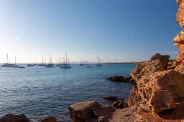 Formentera, İspanya: 23 Haziran 2021: 2021 yazında İspanya 'nın Formentera şehrinde Cala Saona sahilinde tekneler.