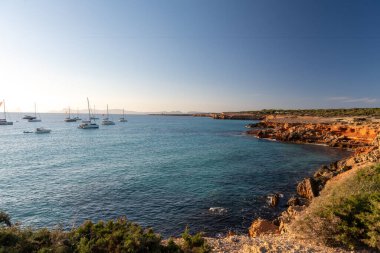 Formentera, İspanya: 23 Haziran 2021: 2021 yazında İspanya 'nın Formentera şehrinde Cala Saona sahilinde tekneler.