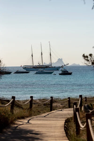 Formentera スペイン 2021年6月23日 2021年夏にスペインのFormenteraにあるSes Salines Natural Parkのボート — ストック写真
