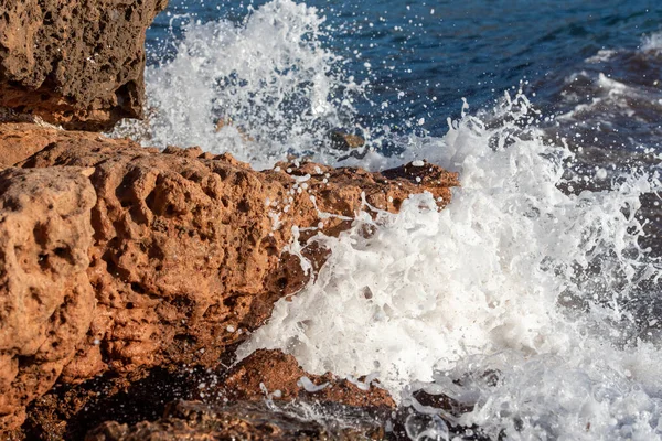 Spanya Formetera Bir Kayaya Çarptığında Akdeniz Köpüğü — Stok fotoğraf