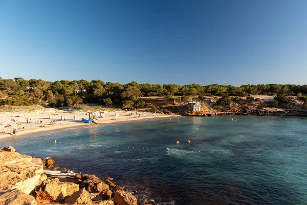 Formentera España 2021 Junio Personas Disfrutando Playa Cala Saona Formentera —  Fotos de Stock