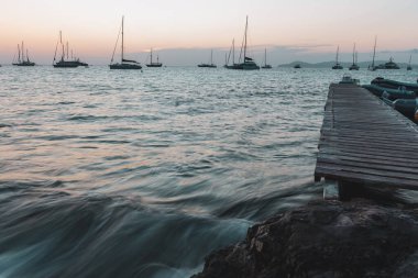 2021 yazında Formentera Adası 'ndaki Ses Illietes plajında gün batımı.
