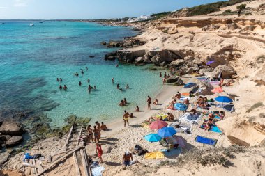 Formentera, İspanya: 2021 Haziran 04: 2021 yazında Balear Adaları 'ndaki Calo d es Mort Formentera plajındaki insanlar