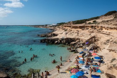Formentera, İspanya: 2021 Haziran 04: 2021 yazında Balear Adaları 'ndaki Calo d es Mort Formentera plajındaki insanlar