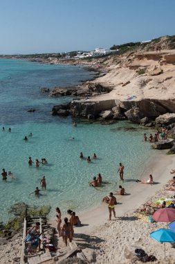Formentera, İspanya: 2021 Haziran 04: 2021 yazında Balear Adaları 'ndaki Calo d es Mort Formentera plajındaki insanlar