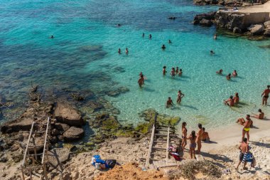 Formentera, İspanya: 2021 Haziran 04: 2021 yazında Balear Adaları 'ndaki Calo d es Mort Formentera plajındaki insanlar
