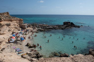 Formentera, İspanya: 2021 Haziran 04: 2021 yazında Balear Adaları 'ndaki Calo d es Mort Formentera plajındaki insanlar