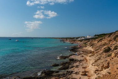 Formentera, İspanya: 2021 Haziran 04: 2021 yazında Balearic Adaları 'ndaki Es Arenal plajındaki insanlar