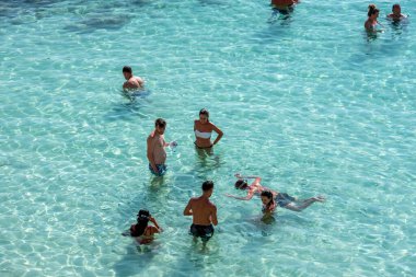 Formentera, İspanya: 2021 Haziran 04: 2021 yazında Balear Adaları 'ndaki Calo d es Mort Formentera plajındaki insanlar