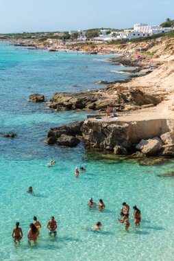 Formentera, İspanya: 2021 Haziran 04: 2021 yazında Balear Adaları 'ndaki Calo d es Mort Formentera plajındaki insanlar
