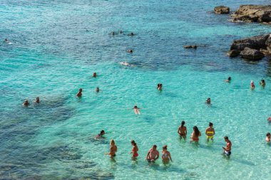 Formentera, İspanya: 2021 Haziran 04: 2021 yazında Balear Adaları 'ndaki Calo d es Mort Formentera plajındaki insanlar