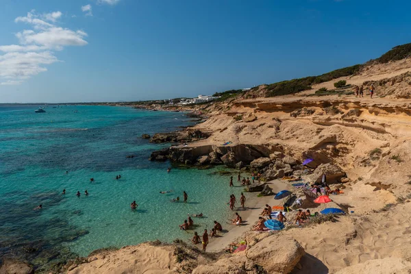 Formentera, İspanya: 2021 Haziran 04: 2021 yazında Balear Adaları 'ndaki Calo d es Mort Formentera plajındaki insanlar