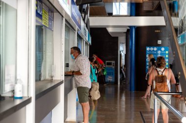 Formentera, İspanya: 25 Ağustos 2021: 2021 yazında Formentera limanındaki insanlar.