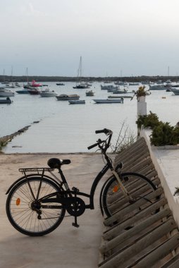 Formentera, İspanya: 25 Ağustos 2021: 2021 yazında La Savina şehrinde bisiklet.