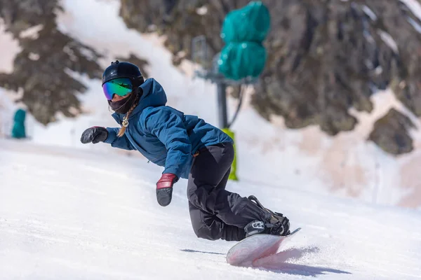 Genç Kadın Snowboardcu Dağlarda Snowboard Yapıyor — Stok fotoğraf