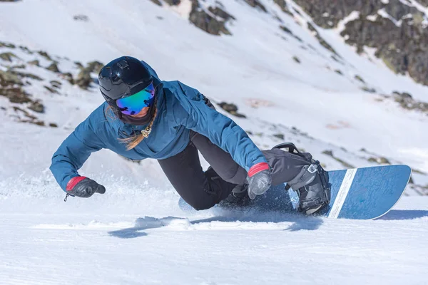 Giovane Donna Snowboarder Movimento Sullo Snowboard Montagna — Foto Stock