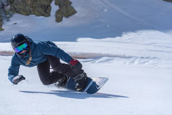 Genç Kadın Snowboardcu Dağlarda Snowboard Yapıyor — Stok fotoğraf