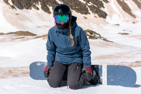 Genç Kadın Snowboardcu Dağlarda Snowboard Yapıyor — Stok fotoğraf