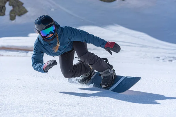 Mladá Žena Snowboardista Pohybu Snowboardu Horách — Stock fotografie