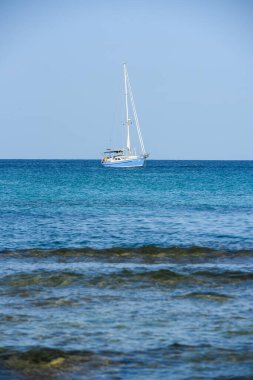 Es Pujols, Formentera, İspanya: 2021 Ağustos 06: 2021 yazında İspanya 'nın Formentera kentinde tekne plajı.