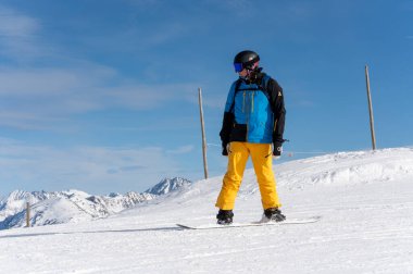Grandvalira, Andorra: 4 Ocak 2026: Grandvalira, Andorra 'da kış sporlarının tadını çıkaran kayakçı, Ocak 2026