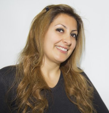 Gülümseyen güzel bir kadının portresi. 