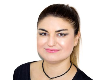 Güzel kadın kameraya bakıyor 