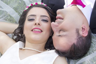 Mutlu evli çift doğa portresi