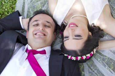 Mutlu evli çift doğa portresi