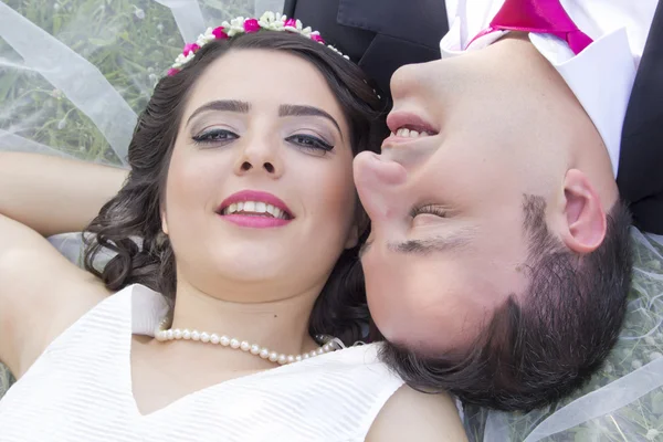 Retrato de casal feliz na natureza — Fotografia de Stock