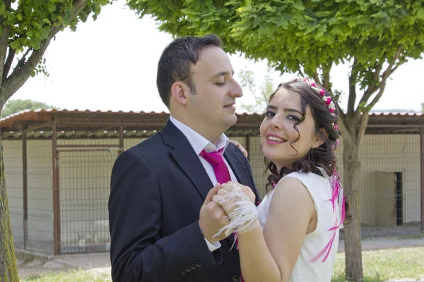 Portrait de heureux couple marié — Photo