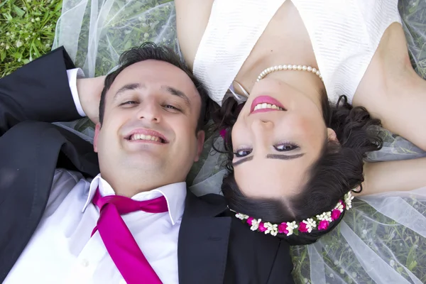 Retrato de pareja casada feliz en la naturaleza —  Fotos de Stock