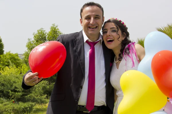 Feliz pareja de recién casados — Foto de Stock