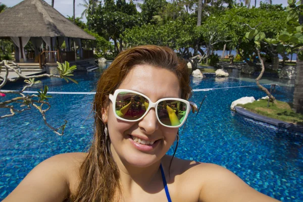 Mujer Feliz Está Haciendo Selfie Piscina — Foto de Stock