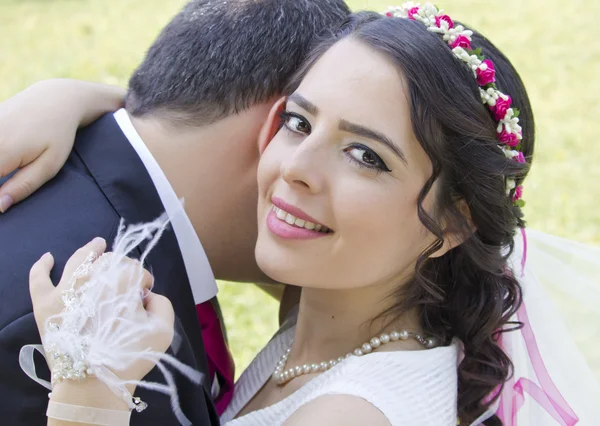 Retrato Feliz Pareja Recién Casada —  Fotos de Stock