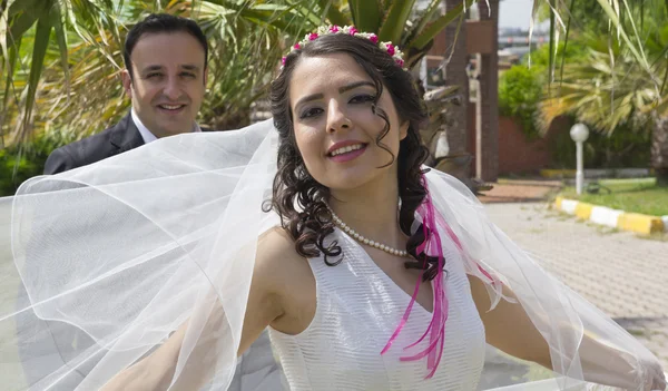 Feliz casal apenas casado — Fotografia de Stock