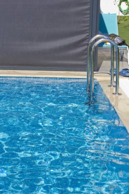 Yaz aylarında mavi açık havuz