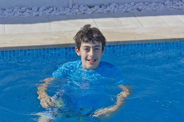 Glücklicher Junge im Schwimmbad — Stockfoto