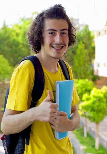 Retrato Jovem Bonito Volta Escola — Fotografia de Stock