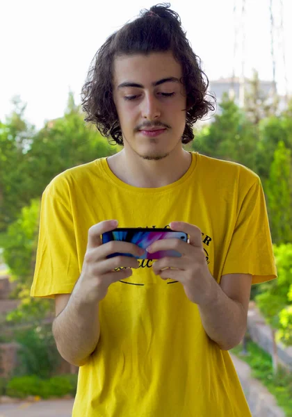 Feliz Joven Haciendo Selfie Con Teléfono Móvil —  Fotos de Stock